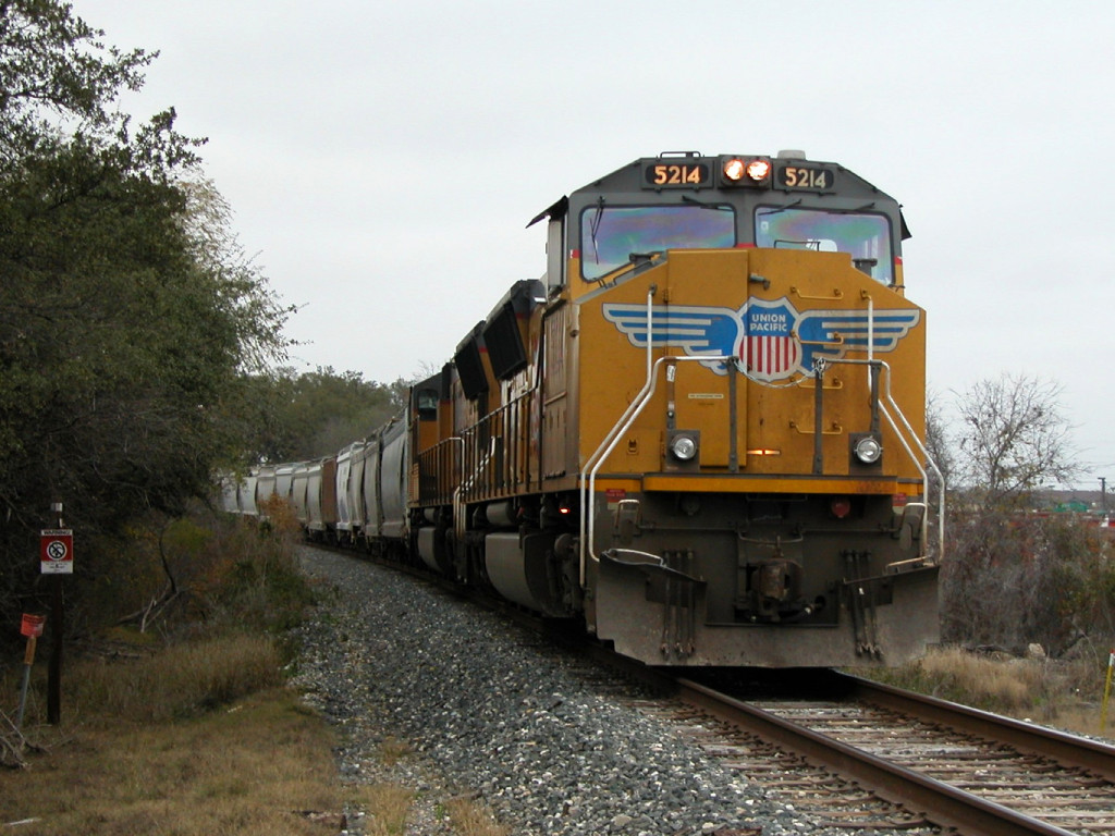 UP 5214  23Dec2011  SB Waiting at IH 35 